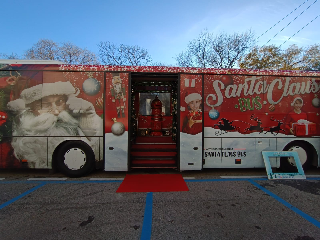 Ancona – Il Santa Claus Bus porta doni e gioia ai bambini ricoverati al Salesi